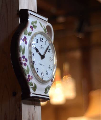 ドイツ製 Junghans かわいい花の絵付けのポット型 陶器 壁時計