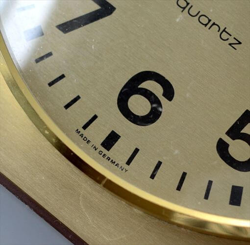 ドイツ製 Junghans 木製x真鍮色のミッドセンチュリーな壁時計