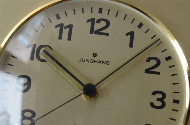 ドイツ製 Junghans 木製x真鍮色のミッドセンチュリーな壁時計