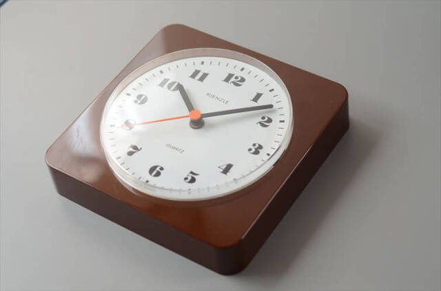 ドイツ製 KIENZLE 壁時計 キンツレー プラスチック筐体 ミッドセンチュリー クロック 壁掛け時計 ヴィンテージ