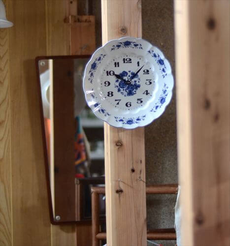 ドイツ製 クラシカルな花の絵付けの壁時計 セラミック 白磁器 電池式 ドイツ製 クラシカルな花の絵付けの壁時計 セラミック 白磁器 電池式