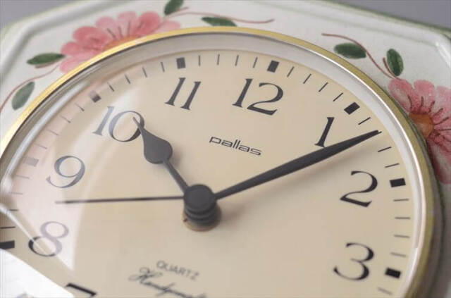 ドイツ製 Pallas ハンドペイントのお花の壁時計 セラミック 電池式 ウォールクロック 壁掛け時計 アンティーク