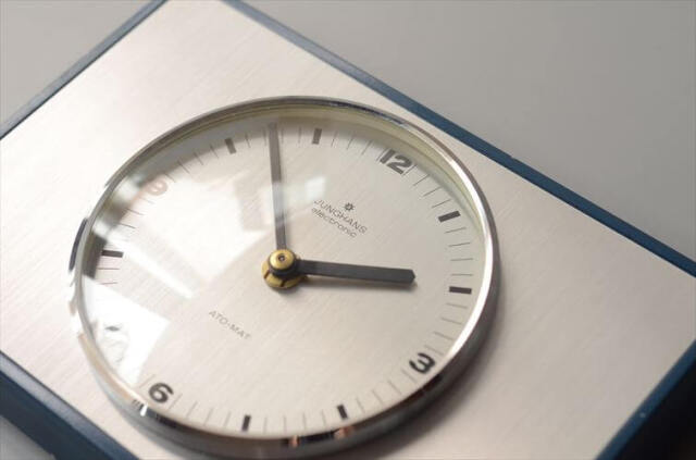 ドイツ製 Junghans シルバーｘビリジアンの壁時計 ユンハンス 電池式 壁掛け時計 ミッドセンチュリー ヴィンテージ