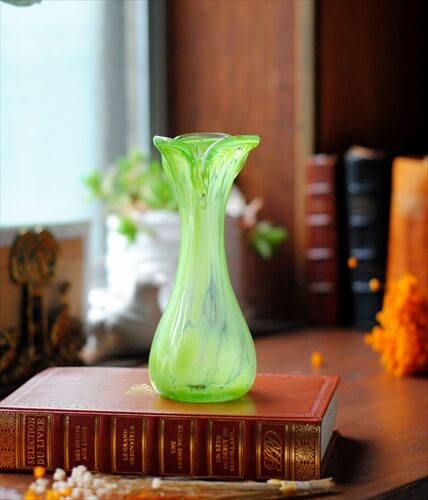 フランスのブロカントから ガラスの花瓶 一輪挿し グリーン フラワーベース インテリア 花瓶 花器 ヴィンテージ アンティーク 2719 フランスのブロカントから ガラスの花瓶 一輪挿し グリーン フラワーベース インテリア 花瓶 花器 ヴィンテージ アンティーク 2719