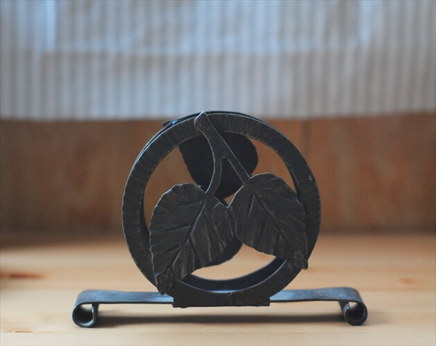 ドイツから リーフデザインのレター ナプキンホルダー ヴィンテージ スマホ立てにも 鋳物 アンティーク