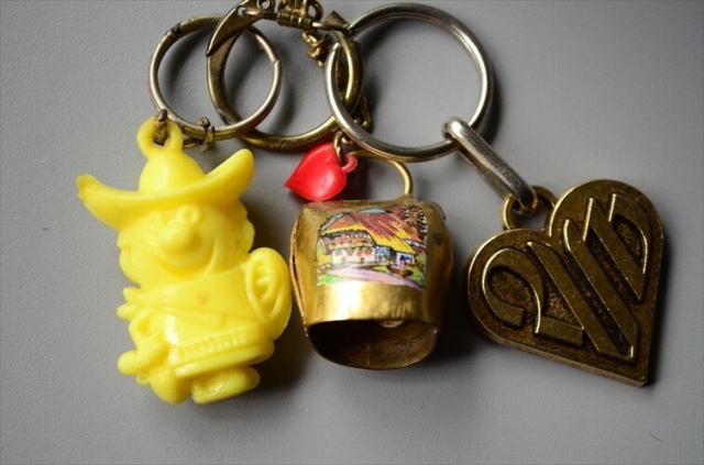 ヨーロッパから ヴィンテージキーホルダー 3個セット Vintage keychain アンティーク_240313