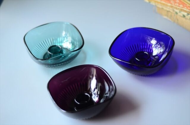 デンマークから きれいなブルー ガラスのキャンドルホルダー 器 ヴィンテージ アンティーク_240705
