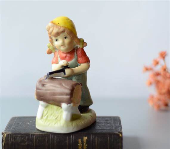 ドイツから丸太を切る女の子 陶器フィギュア Goebel Hummel フンメルを