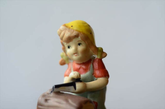 ドイツから丸太を切る女の子 陶器フィギュア Goebel Hummel フンメルを