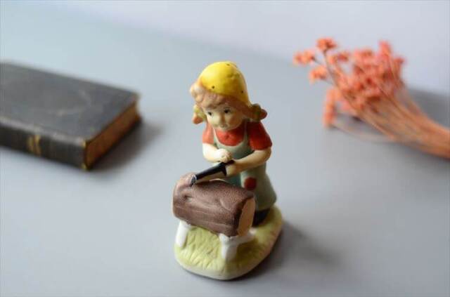 ドイツから丸太を切る女の子 陶器フィギュア Goebel Hummel フンメルを