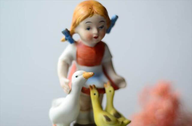 ドイツから アヒルと女の子 陶器フィギュア Goebel Hummel