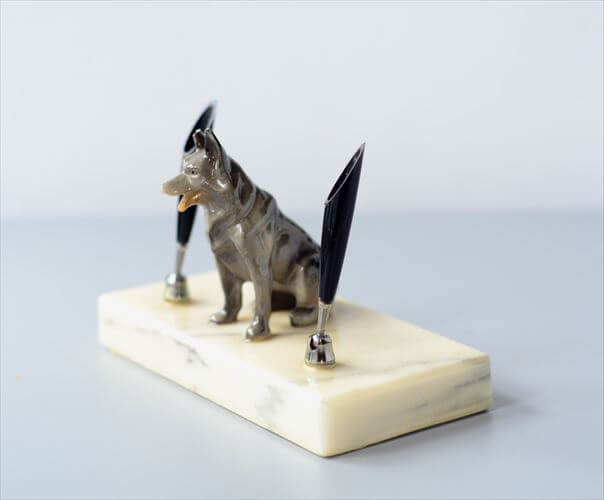 ドイツから オオカミが座るペン立て フィギュア オブジェ 置物 陶器