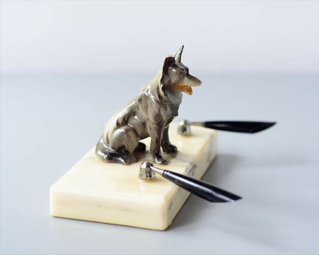 ドイツから オオカミが座るペン立て フィギュア オブジェ 置物 陶器