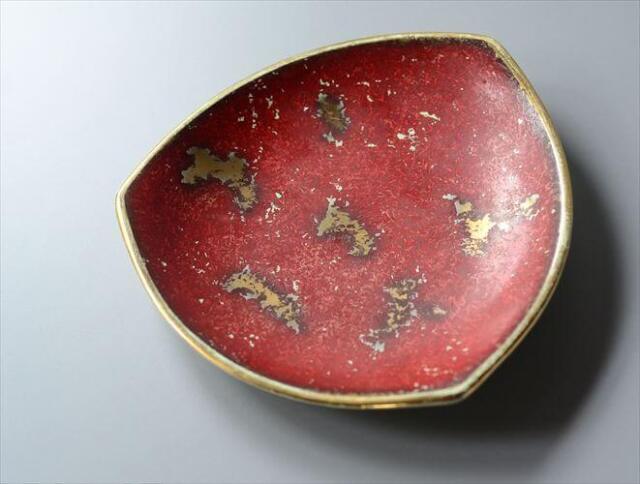 ドイツ製 ヴィンテージ 金彩と赤い釉調のトライアングルプレート 19cm 陶器 トレー トレイ アンティーク