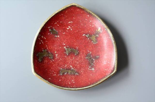 ドイツ製 ヴィンテージ 金彩と赤い釉調のトライアングルプレート 19cm 陶器 トレー トレイ アンティーク