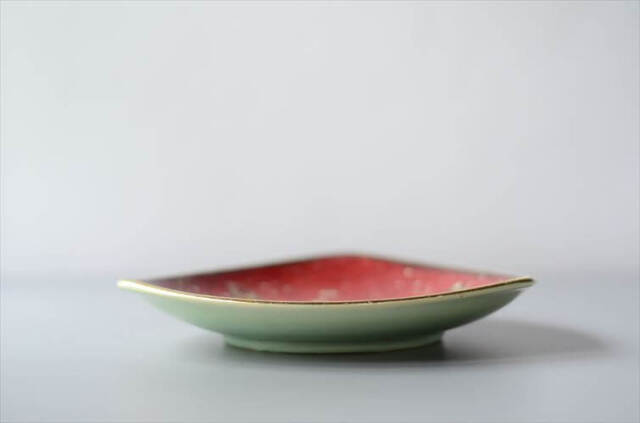 ドイツ製 ヴィンテージ 金彩と赤い釉調のトライアングルプレート 19cm 陶器 トレー トレイ アンティーク