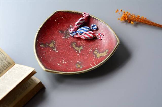 ドイツ製 ヴィンテージ 金彩と赤い釉調のトライアングルプレート 19cm 陶器 トレー トレイ アンティーク