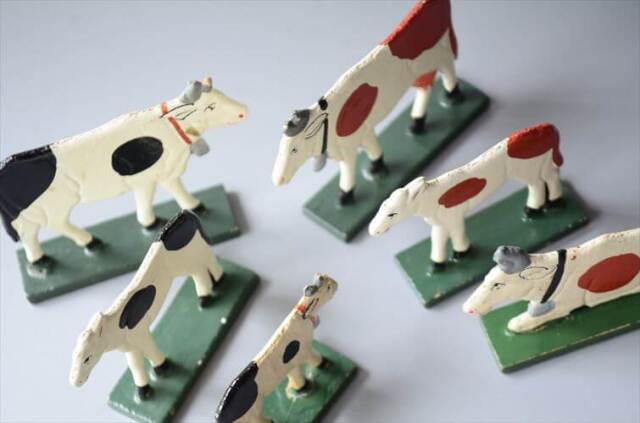 ドイツ エルツ山地製 かわいい木製の動物オブジェ ウシ 牛 置物