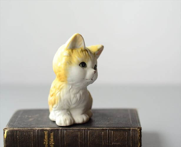 ドイツから レトロな表情のかわいいネコ 陶器 磁器 オブジェ 猫 キャット フィギュア ヴィンテージ アンティーク