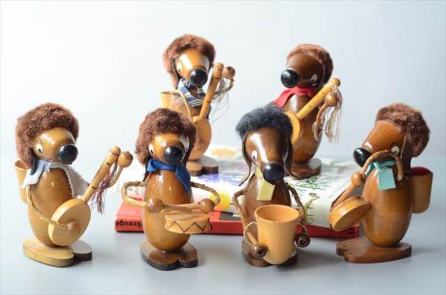 1960～70年頃 ドイツから 楽器を演奏する耳の垂れた木製のイヌ オブジェ フィギュア 飾り アンティーク ヴィンテージ_250611