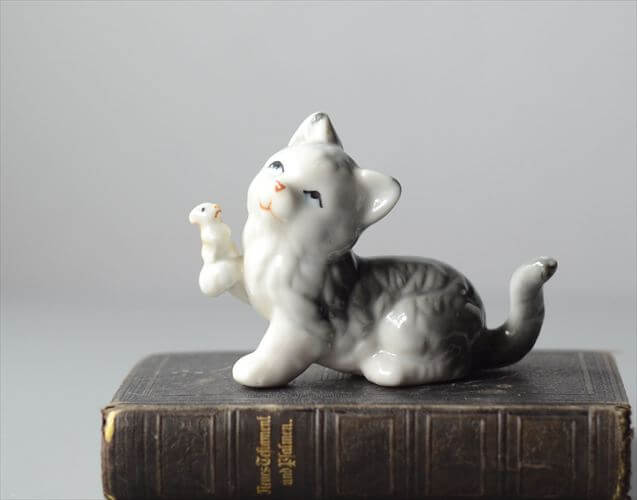 フランスから ネズミを捕まえたネコ オブジェ 白磁器 猫 キャット フィギュア ヴィンテージ アンティーク