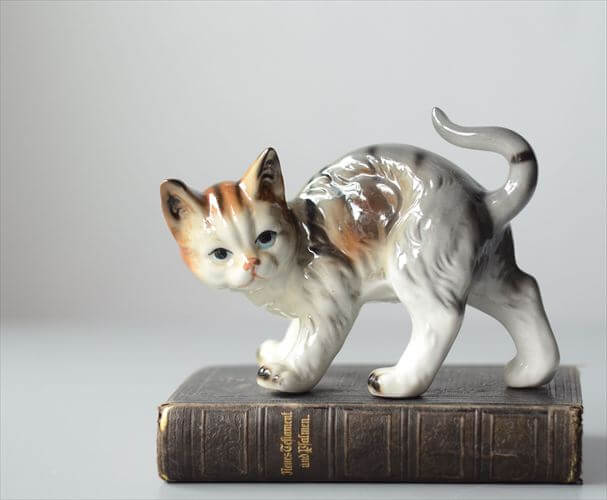 フランスから 振り向くかわいいネコ オブジェ 白磁器 猫 キャット フィギュア ヴィンテージ アンティーク