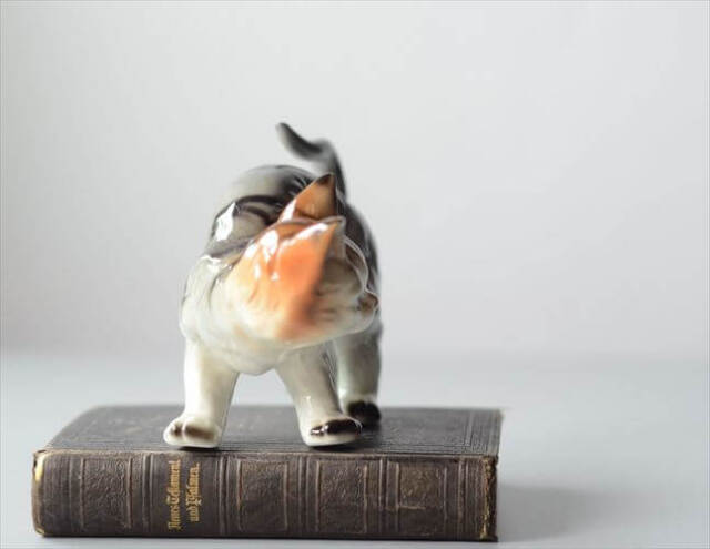 フランスから 振り向くかわいいネコ オブジェ 白磁器 猫 キャット フィギュア ヴィンテージ アンティーク