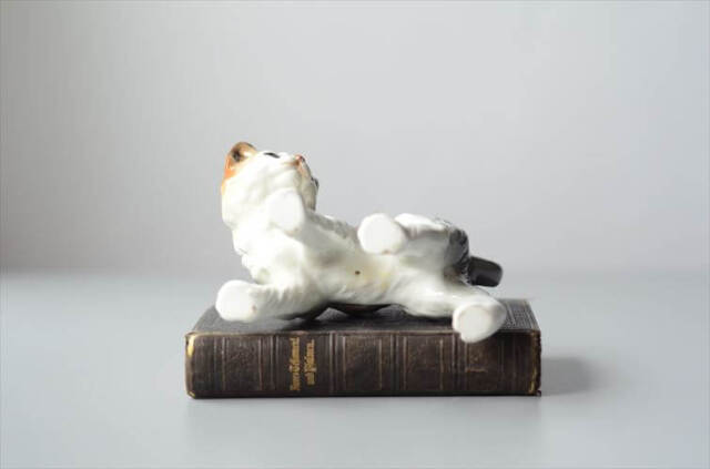 フランスから 振り向くかわいいネコ オブジェ 白磁器 猫 キャット フィギュア ヴィンテージ アンティーク