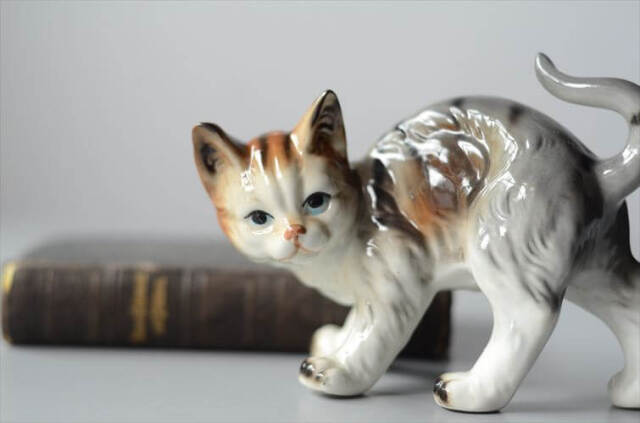 フランスから 振り向くかわいいネコ オブジェ 白磁器 猫 キャット フィギュア ヴィンテージ アンティーク