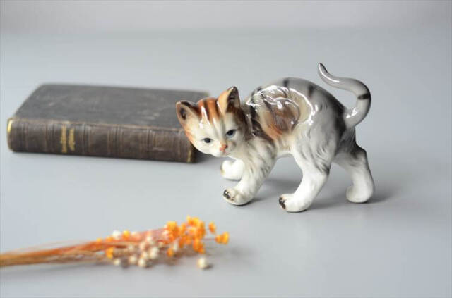 フランスから 振り向くかわいいネコ オブジェ 白磁器 猫 キャット フィギュア ヴィンテージ アンティーク