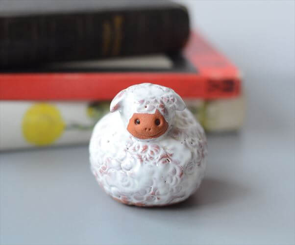 ドイツから 丸みがかわいい陶器の羊 オブジェ 置物 フィギュア