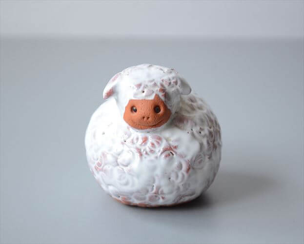 ドイツから 丸みがかわいい陶器の羊 オブジェ 置物 フィギュア