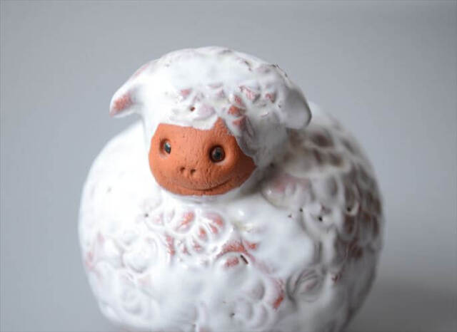 ドイツから 丸みがかわいい陶器の羊 オブジェ 置物 フィギュア