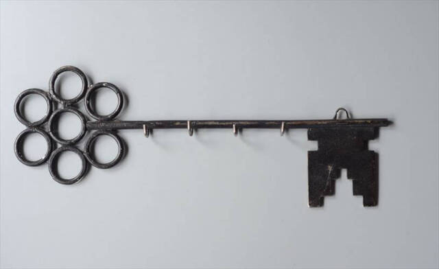 フランスのブロカントから アイアンの壁掛けキーフック 鍵型 鋳物