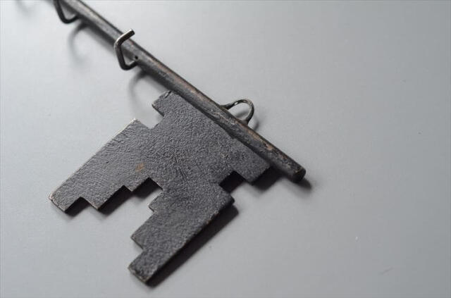 フランスのブロカントから アイアンの壁掛けキーフック 鍵型 鋳物