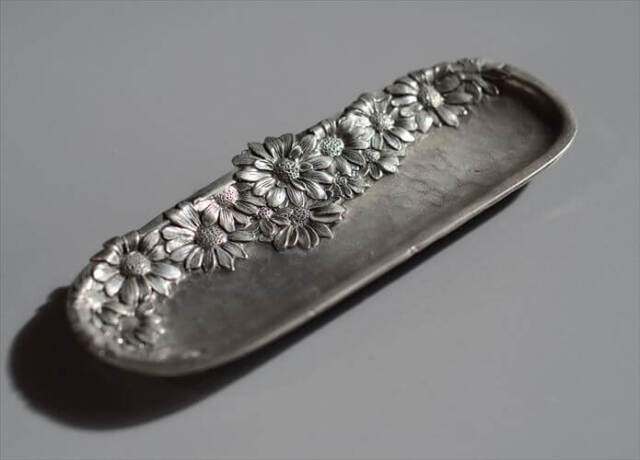 フランスから きれいな花の装飾の古い錫 ピュータートレー Etain エタントレイ ヴィンテージ アンティーク