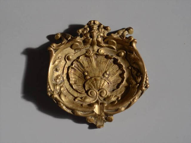 フランスから 装飾が美しいソリッドブラスのトレー 真鍮 トレイ 豆皿 アールヌーボー ヴィンテージ アンティーク