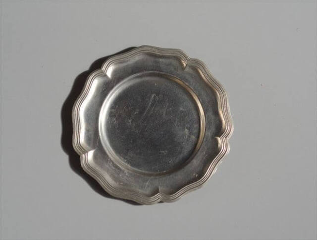 フランスから 花レリーフ 古い錫 ピュータートレー 11cm 豆皿 Etain エタントレイ ヴィンテージ アンティーク