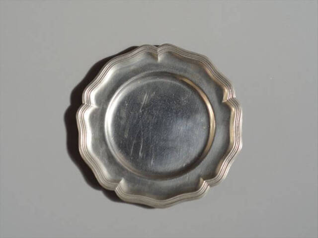 フランスから 花レリーフ 古い錫 ピュータートレー 11cm 豆皿 Etain エタントレイ ヴィンテージ アンティーク