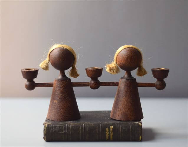 東ドイツ製 手をつなぐ少女の木製キャンドルスタンド チーク風ウッド 燭台 ホルダー 東欧 ヴィンテージ