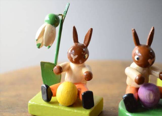 ドイツ製 ヴィンテージ かわいい木製のイースターバニー ハンドメイド 木工芸品 うさぎ 置物 フィギュア_260318