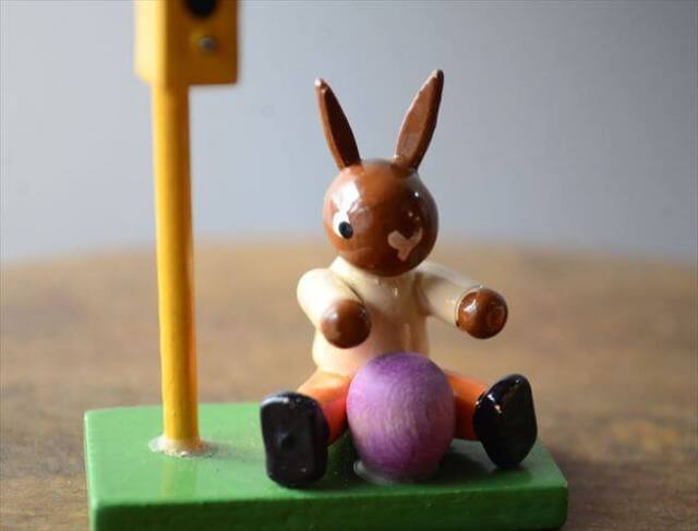 ドイツ製 ヴィンテージ かわいい木製のイースターバニー ハンドメイド 木工芸品 うさぎ 置物 フィギュア_260318