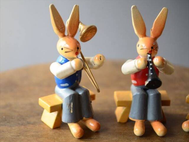 ドイツ製 ヴィンテージ かわいい木製のイースターバニー ハンドメイド 木工芸品 うさぎ 置物 フィギュア_260318