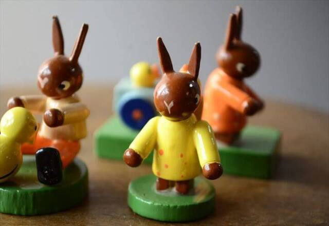 ドイツ製 ヴィンテージ かわいい木製のイースターバニー ハンドメイド 木工芸品 うさぎ 置物 フィギュア_260318