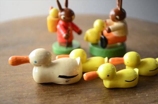 ドイツ製 ヴィンテージ かわいい木製のイースターバニー ハンドメイド 木工芸品 うさぎ 置物 フィギュア_260318