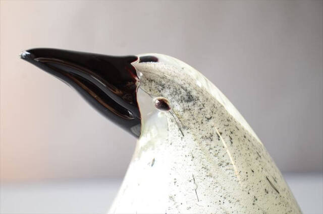 フィンランドから キレイなホワイト ガラスのペンギン 小鳥 フィギュア 北欧 バード オブジェ ヴィンテージ_260403