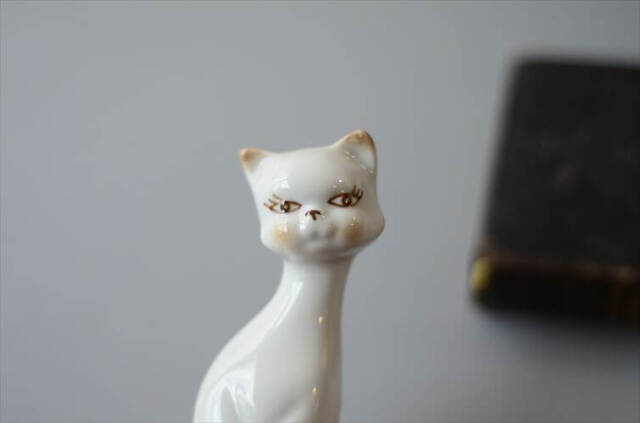 ドイツから ゆるめな表情の白磁の白ネコ オブジェ 猫 磁器 フィギュア ヴィンテージ アンティーク