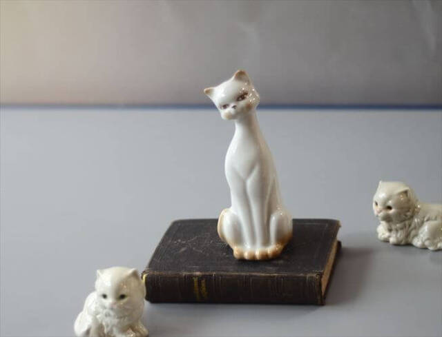 ドイツから ゆるめな表情の白磁の白ネコ オブジェ 猫 磁器 フィギュア ヴィンテージ アンティーク