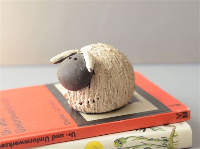 ドイツから かわいい陶器の羊 ハンドメイド オブジェ 置物 ペーパーウェイト フィギュア インテリア ヴィンテージ_260527