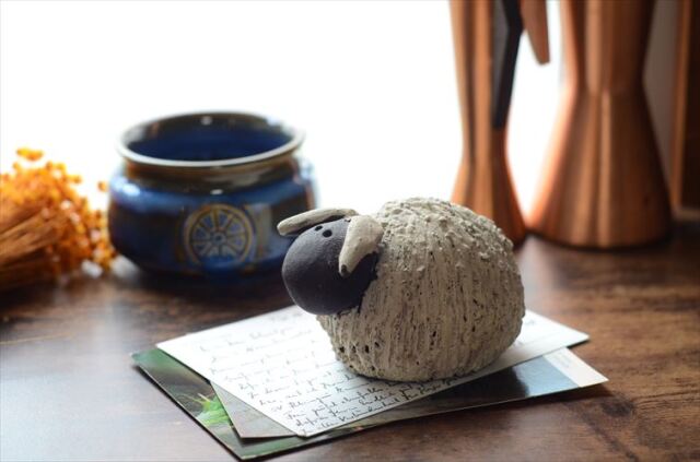 ドイツから かわいい陶器の羊 ハンドメイド オブジェ 置物 ペーパーウェイト フィギュア インテリア ヴィンテージ_260527